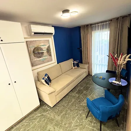 Parking & Patio, Design Centro Apartment *